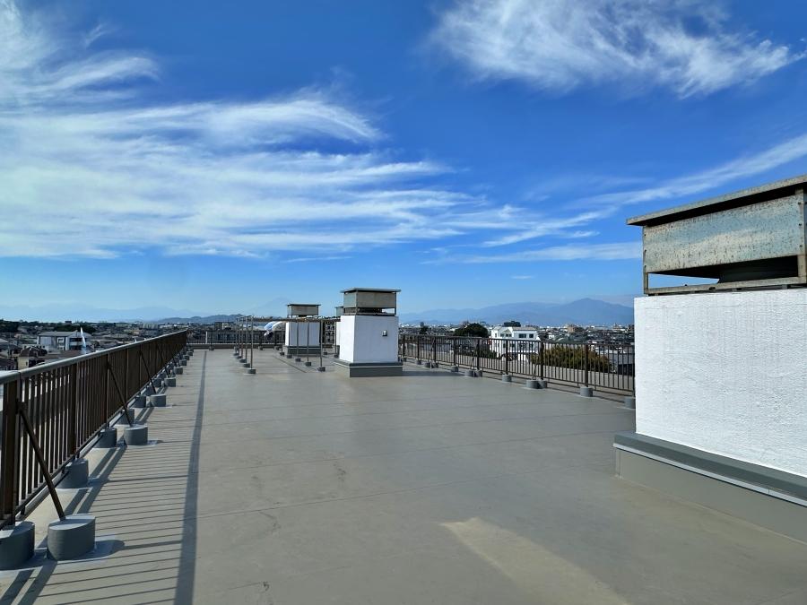 茅ヶ崎市中海岸二丁目の売買物件/屋上｜住人ならいつでも上れます。夕日や朝焼けを見に上がってみたい。