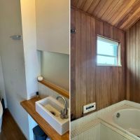 東京都世田谷区等々力七丁目の売買物件/左：2階のトイレは手洗い部分に半透明の壁が仕込まれている｜右：浴室は技拓らしい板張りの浴室