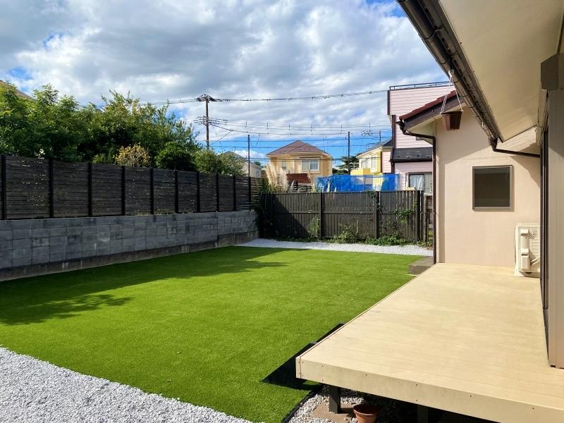藤沢市鵠沼海岸三丁目の賃貸物件/庭とデッキ│この広さを目の前に、暮らしを想像するとわくわくしてきませんか