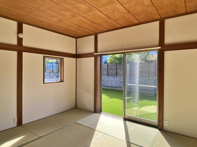 藤沢市鵠沼海岸三丁目の賃貸物件/和室8条│左奥の正方形の窓が特徴