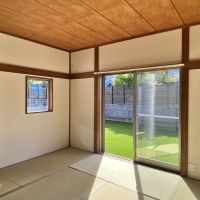 藤沢市鵠沼海岸三丁目の賃貸物件/和室8条│左奥の正方形の窓が特徴