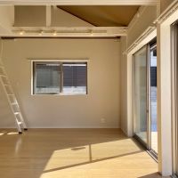 藤沢市鵠沼海岸三丁目の賃貸物件/LDK14.7帖│梁には照明レールが設置されており、自分好みに位置や角度を変えられます