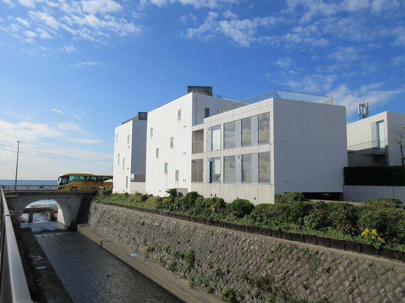 鎌倉市七里ガ浜一丁目の賃貸物件/川の方から建物全体を見る