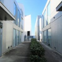 鎌倉市七里ガ浜一丁目の賃貸物件/玄関前からも、この先に海が見える