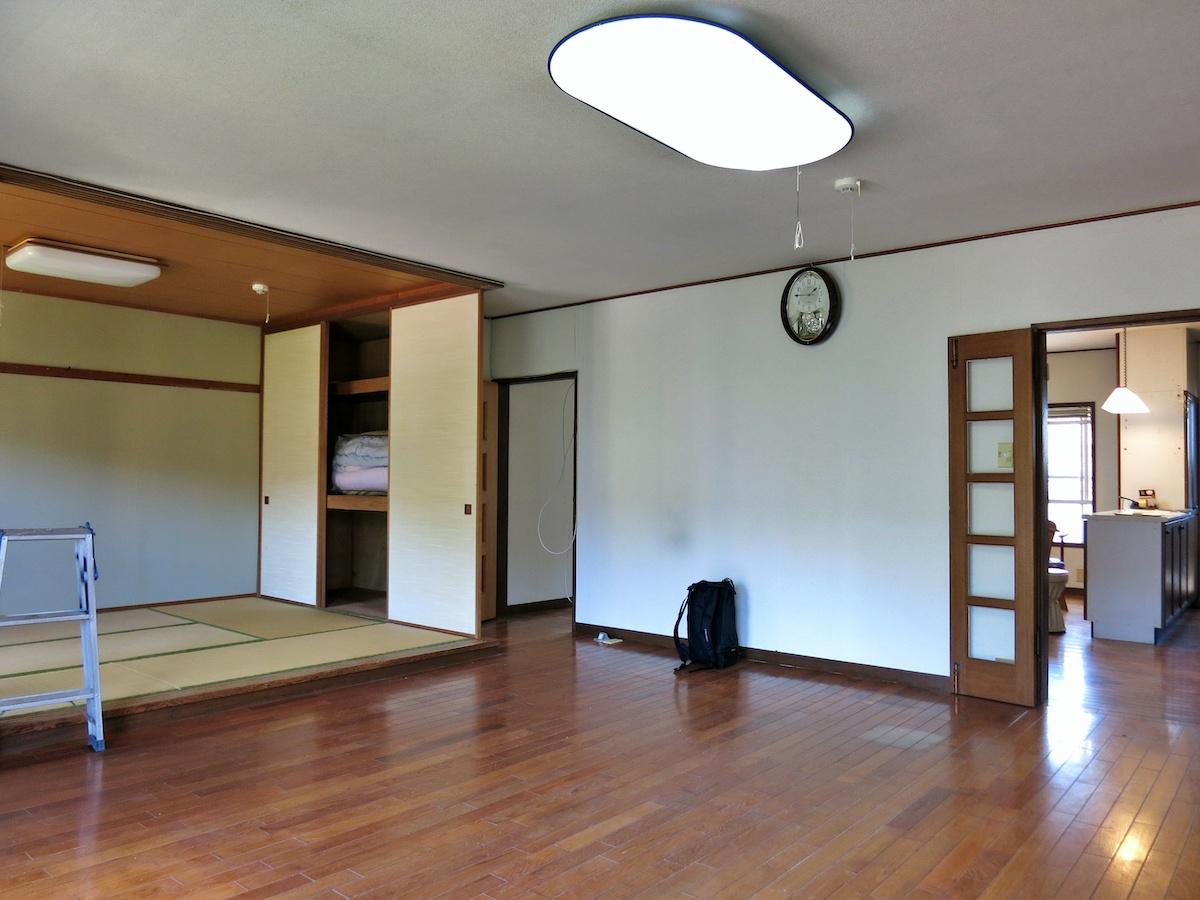 鎌倉市梶原五丁目の賃貸物件/before|赤茶っぽいチークの床材に可能性を感じていました