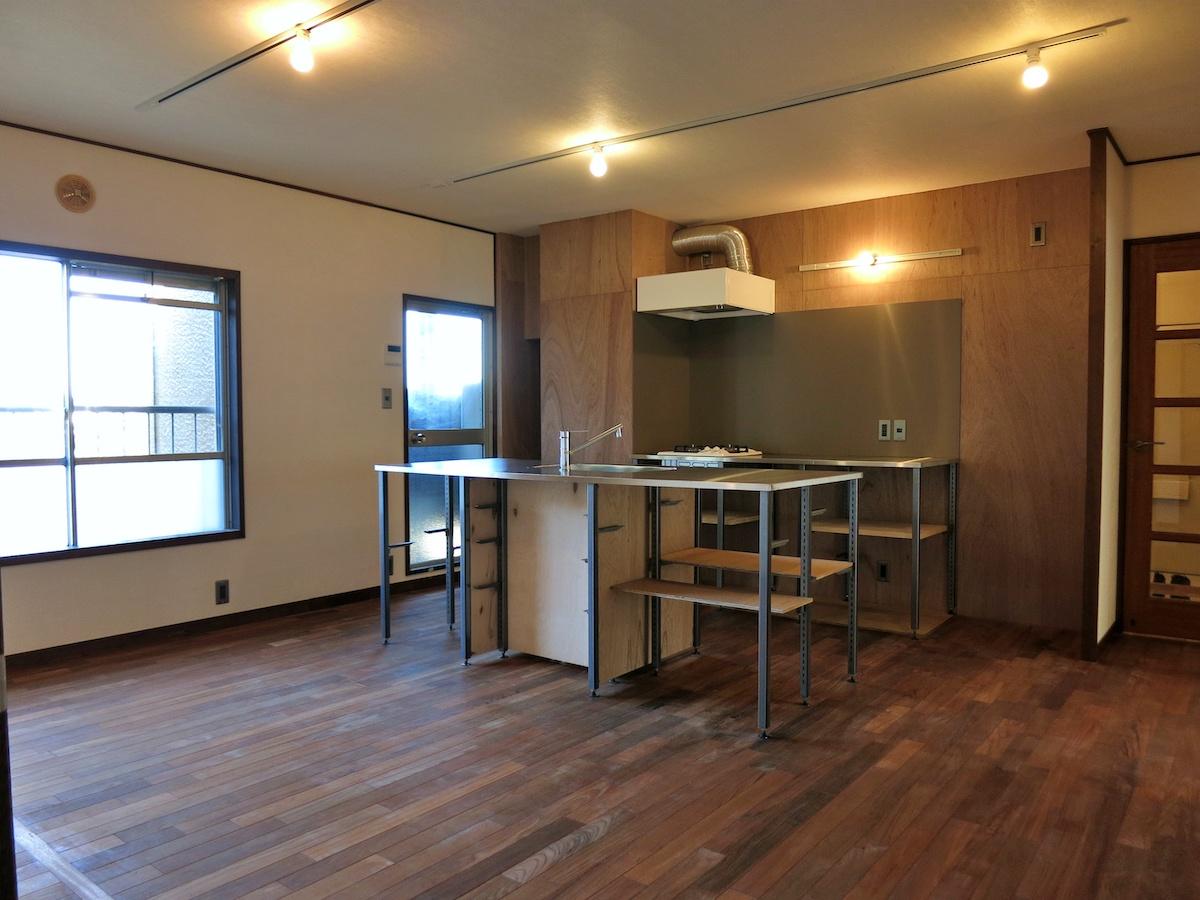 鎌倉市梶原五丁目の賃貸物件/ダイニングキッチンはスチールラックをさらに足しても面白い！？