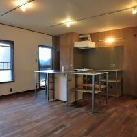鎌倉市梶原五丁目の賃貸物件/ダイニングキッチンはスチールラックをさらに足しても面白い！？