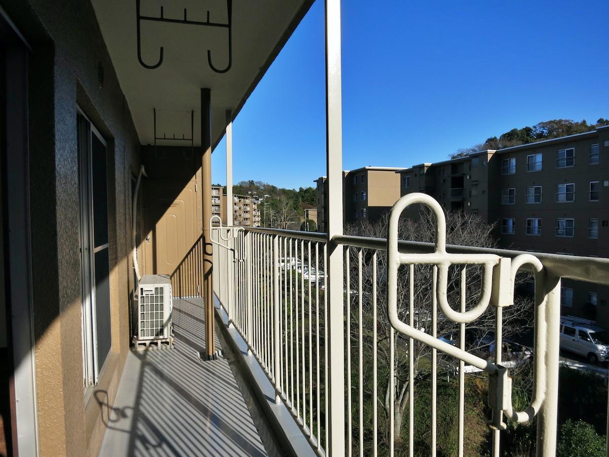 鎌倉市梶原五丁目の賃貸物件/バルコニーからはスタンダードな団地が並ぶ風景