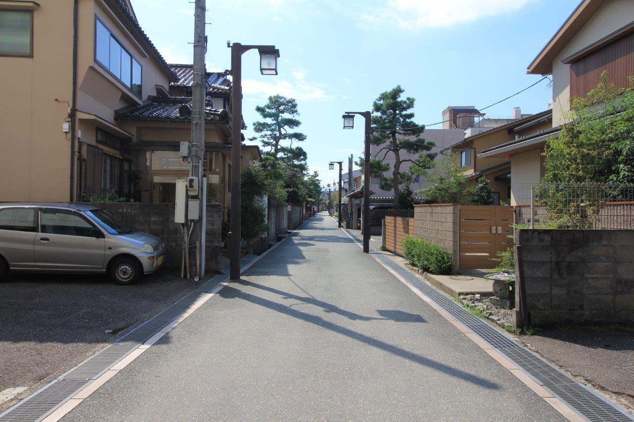 金沢市里見町の賃貸物件/本物件近くから始まる通り。こまちなみに指定されている金沢らしい趣のある住宅が並ぶ