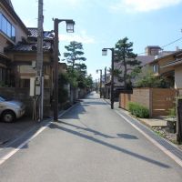 金沢市里見町の賃貸物件/本物件近くから始まる通り。こまちなみに指定されている金沢らしい趣のある住宅が並ぶ