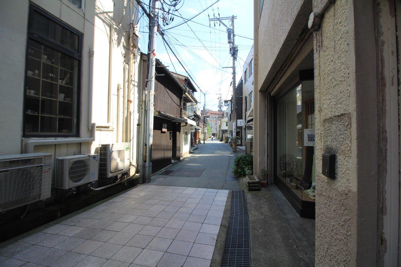 金沢市里見町の賃貸物件/この通りはビストロ・クラフトビール屋・古着屋などが並び、独特な雰囲気を漂わせている