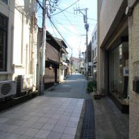 金沢市里見町の賃貸物件/この通りはビストロ・クラフトビール屋・古着屋などが並び、独特な雰囲気を漂わせている
