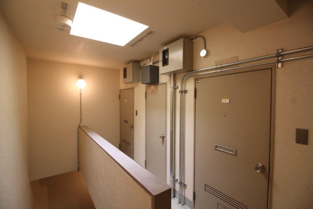 金沢市里見町の賃貸物件/元々のアパートの名取りを残す共用部分。天窓からやわらかい光が入ります