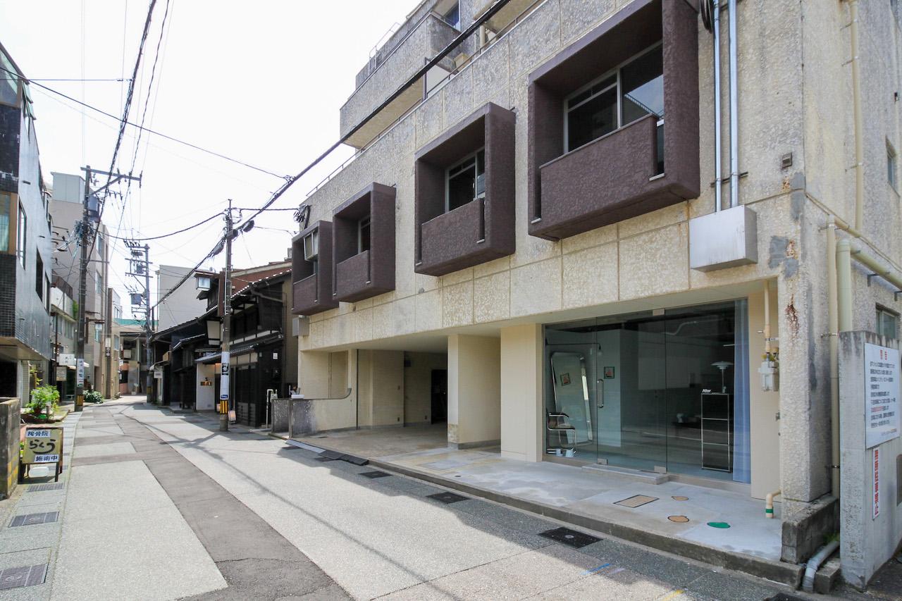 金沢市里見町の賃貸物件/タテマチ側は、お店が並んでいます。隣はホテル
