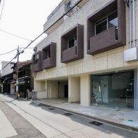 金沢市里見町の賃貸物件/タテマチ側は、お店が並んでいます。隣はホテル