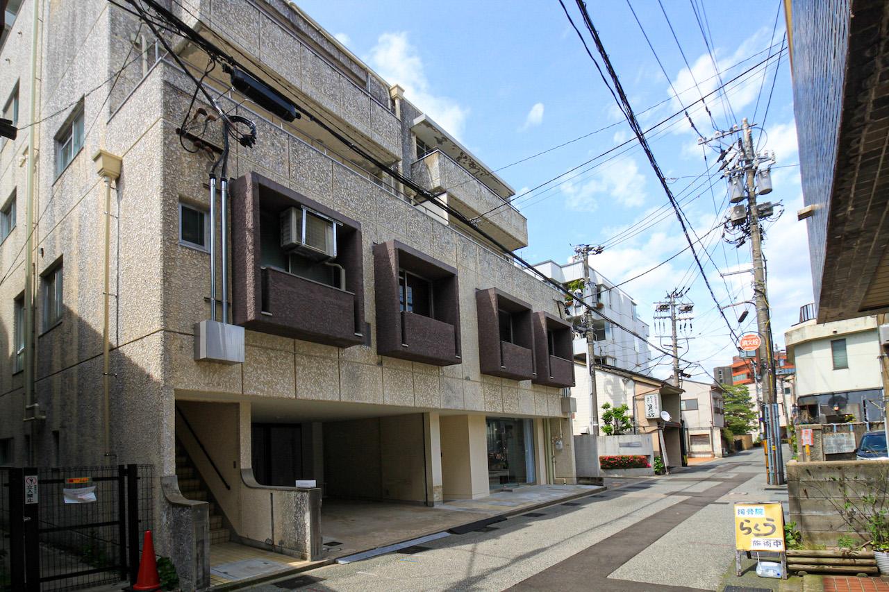 金沢市里見町の賃貸物件/柿木畠側は、住宅も並んでいます。