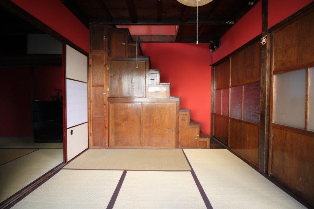 金沢市長町の賃貸物件/大正時代後期に建てられた二軒長屋。箱階段など当時の趣きが残っている