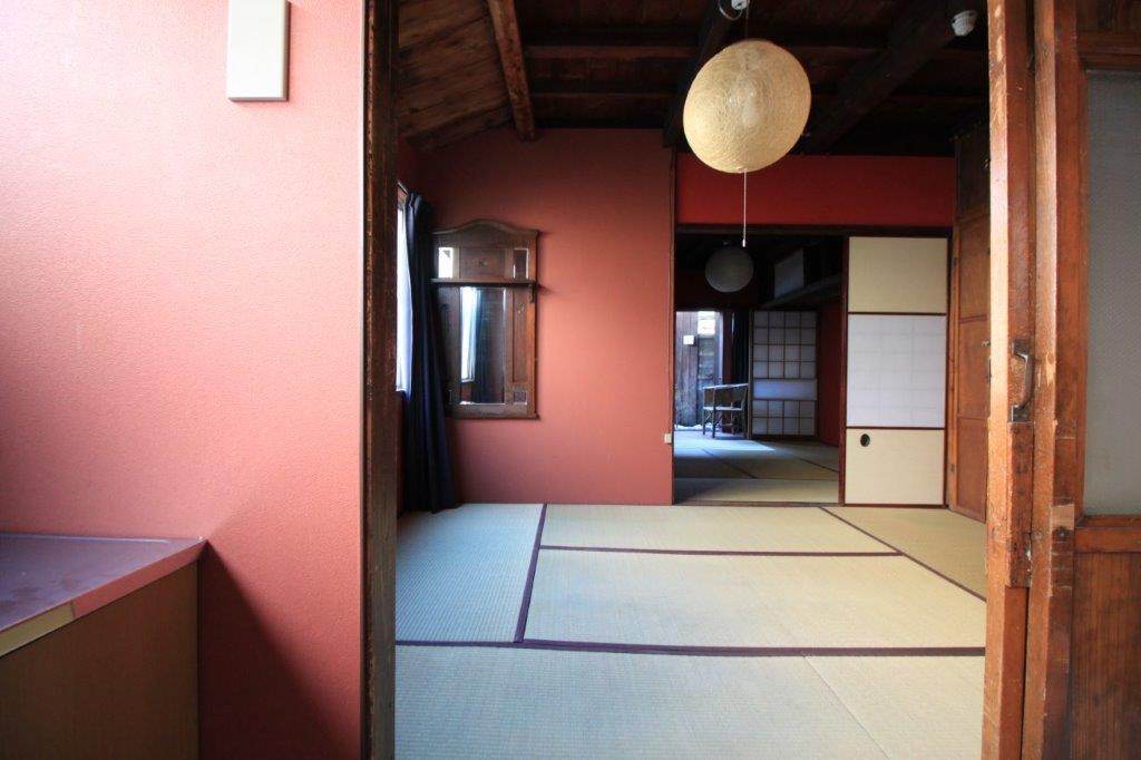 金沢市長町の賃貸物件/1階／朱色の壁紙で統一