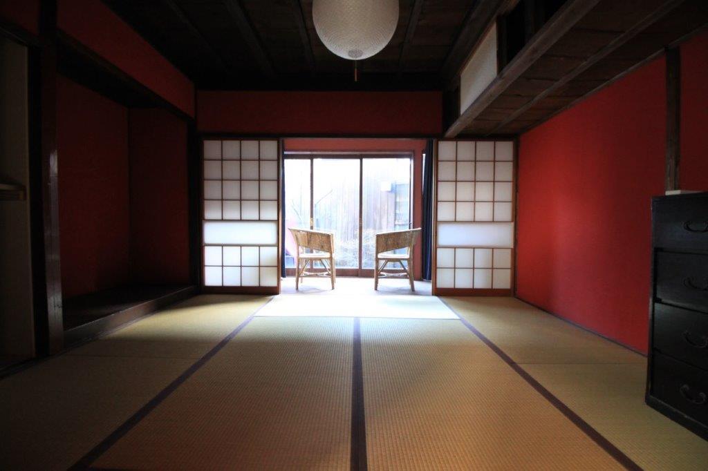 金沢市長町の賃貸物件/１階奥の縁側のある和室、採光がたっぷり取れます。
