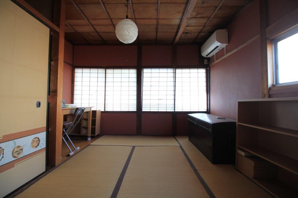 金沢市長町の賃貸物件/2階／北側のお部屋。こちらのお部屋の外にも小さな月見台あります。