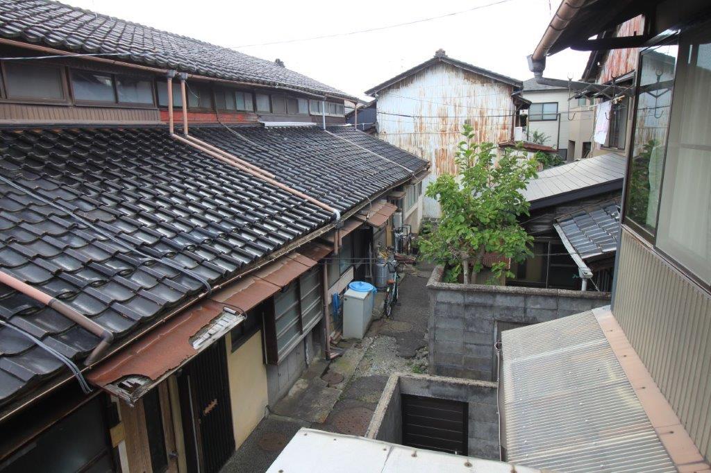金沢市長町の賃貸物件/建物裏にも長屋。ここだけ時が止まったかのよう