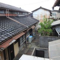 金沢市長町の賃貸物件/建物裏にも長屋。ここだけ時が止まったかのよう