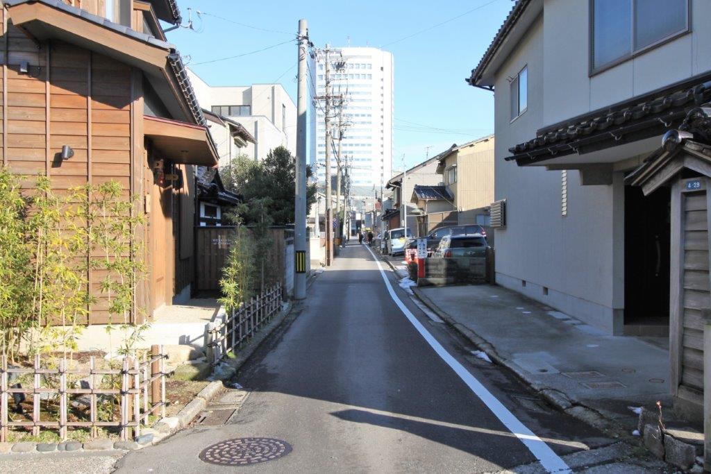 金沢市長町の賃貸物件/前面道路のまっすぐ先は北國新聞社ビル。せせらぎ通りや香林坊までもすぐ