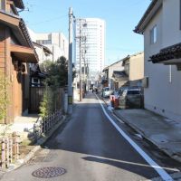 金沢市長町の賃貸物件/前面道路のまっすぐ先は北國新聞社ビル。せせらぎ通りや香林坊までもすぐ