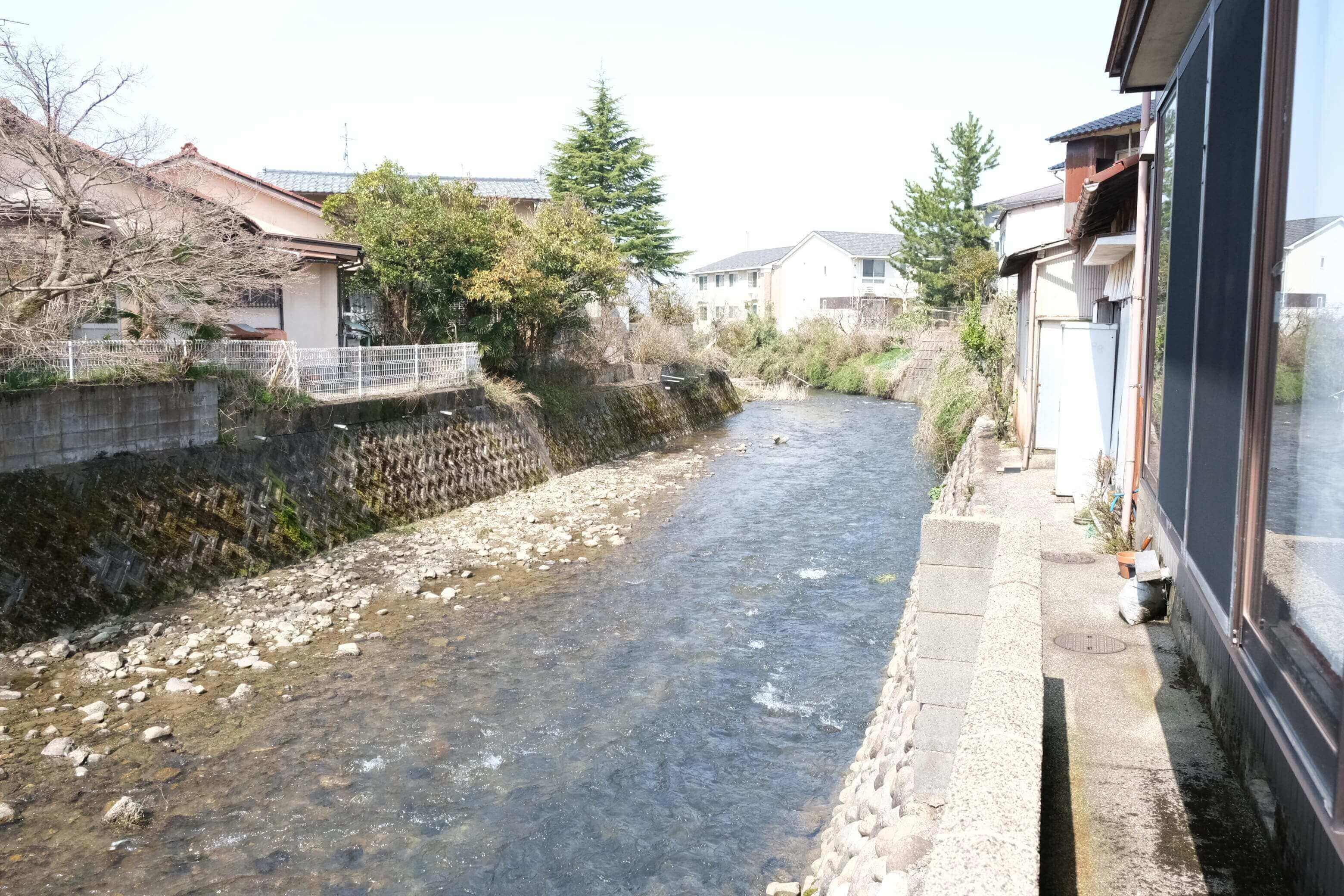 石川県金沢市山科三丁目の売買物件/川べりに建つ本物件。部屋から釣りが出来そうな距離。