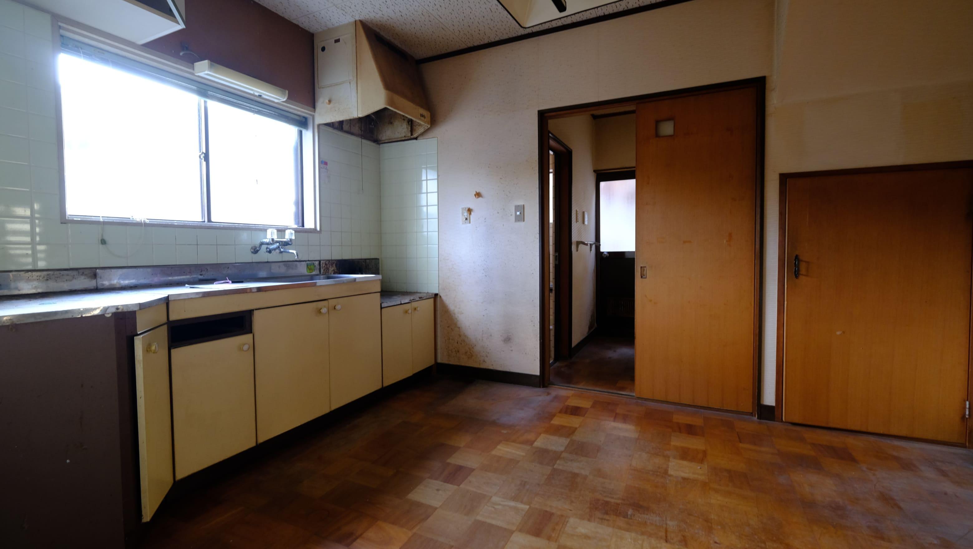 石川県金沢市山科三丁目の売買物件/台所。窓の外は伏見川ビュー