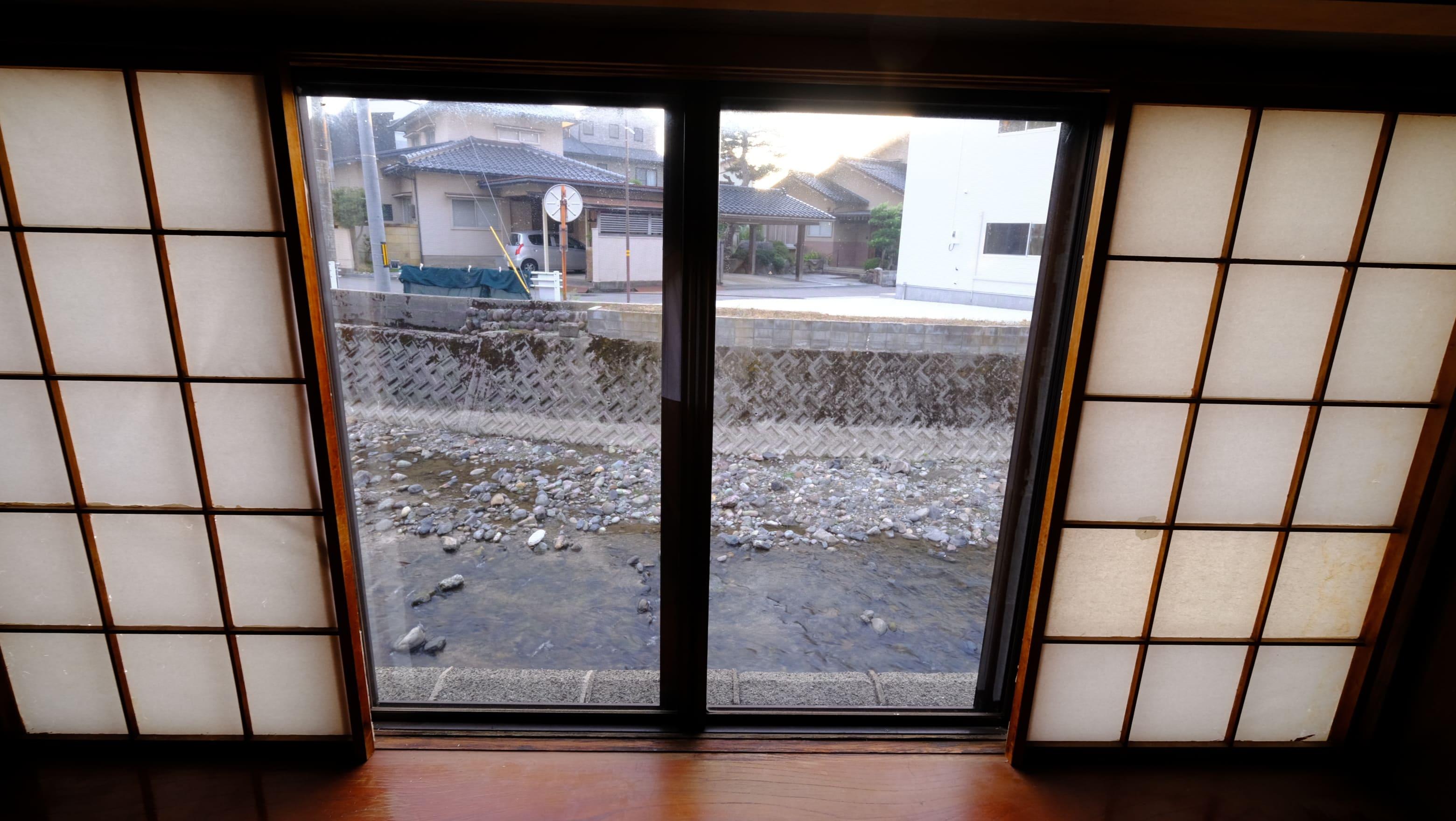 石川県金沢市山科三丁目の売買物件/部屋からの伏見川を見下ろす