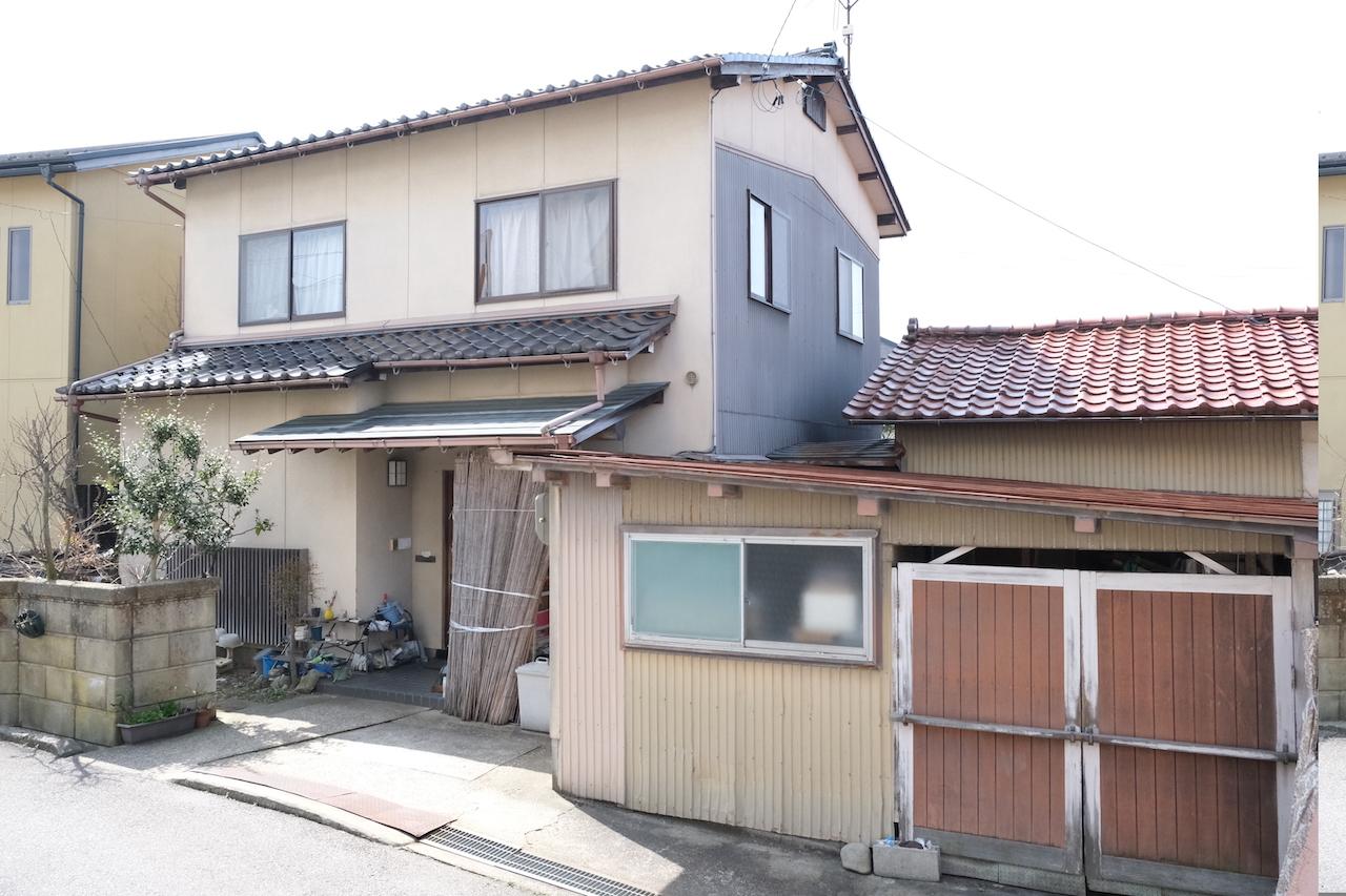 石川県金沢市山科三丁目の売買物件/外観。右側に作業場が並ぶ
