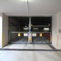 金沢市大手町の売買物件/機械式の駐車場。駐車場の入口にリモコンシャッターあり