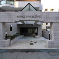 金沢市大手町の売買物件/マンション入り口。アプローチにも屋根あり。