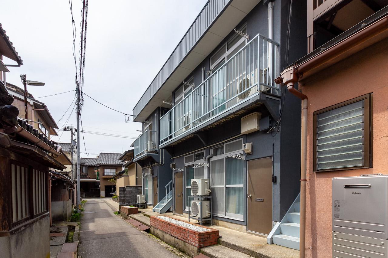 金沢市橋場町の賃貸物件/南東向きの本物件。小路にも日が差します。