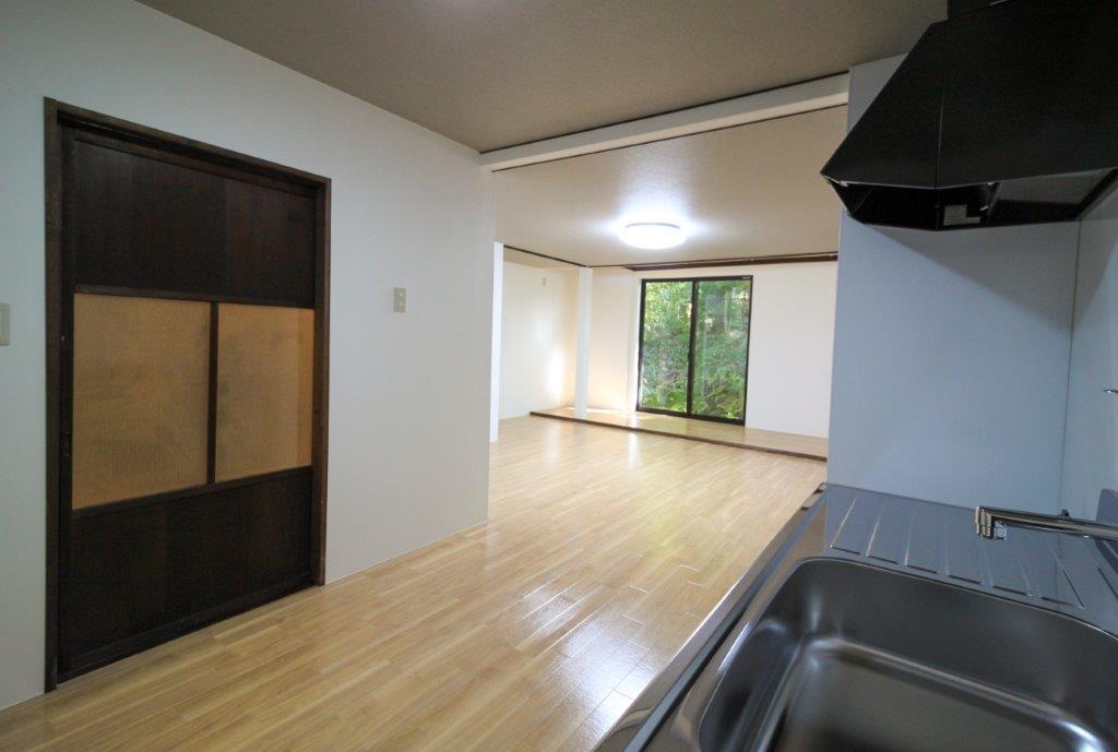 金沢市野町の賃貸物件/１階キッチンから窓方向。少し天井は低めです。