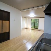 金沢市野町の賃貸物件/１階キッチンから窓方向。少し天井は低めです。