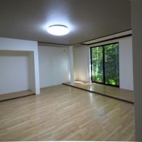 金沢市野町の賃貸物件/広々とした22畳のLDK。床に軽い段差があるのもリフォーム物件のご愛敬。