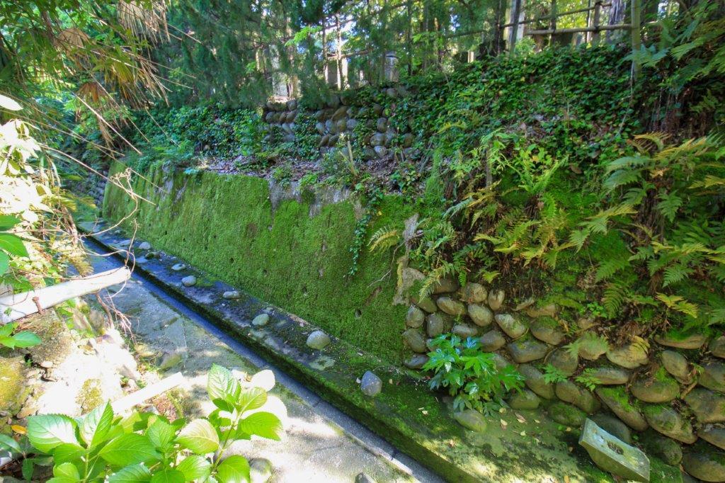 金沢市野町の賃貸物件/現在は側溝サイズになっている沼田川。石積みが水路の面影を残しています。