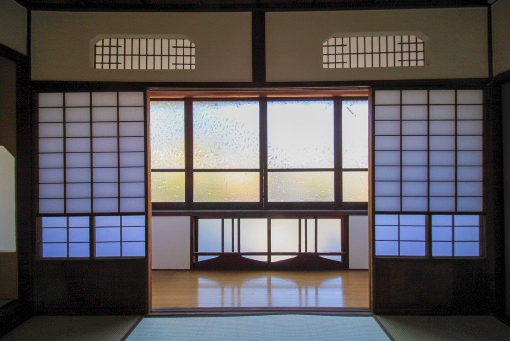 金沢市野町の賃貸物件/くれ縁の建具周りがかわいい。小さな窓の山型の意匠がポイント
