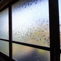金沢市野町の賃貸物件/木製建具のレトロなガラス。花柄と銀河模様が心くすぐる