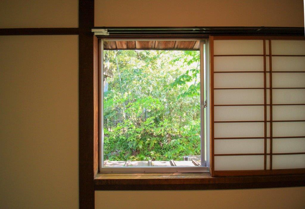 金沢市野町の賃貸物件/5.5畳和室の窓からも緑、緑
