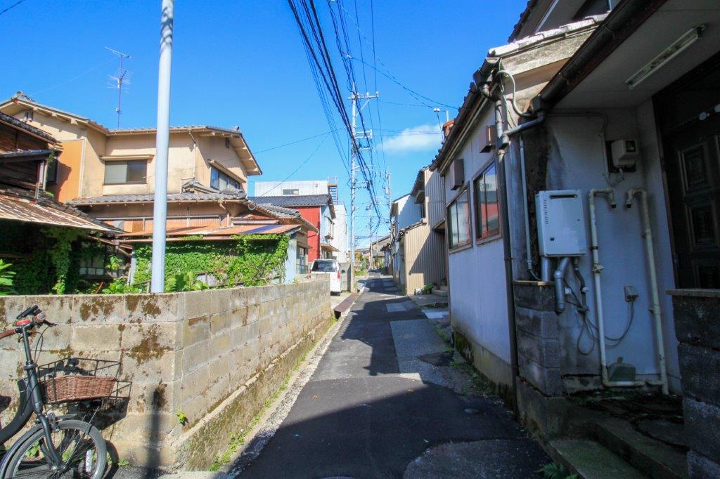 金沢市野町の賃貸物件/建物前面道路は狭いです。車で入るのはテクニックが必要かも
