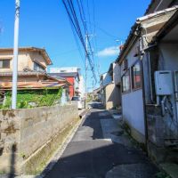 金沢市野町の賃貸物件/建物前面道路は狭いです。車で入るのはテクニックが必要かも