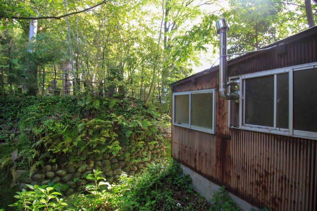 金沢市野町の賃貸物件/庭の右手にある平屋には昔の水廻りが。現在は行き来ができません。