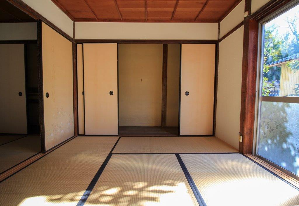 金沢市東山２丁目の賃貸物件/庭から陽光が降り注ぐ、１階６畳和室