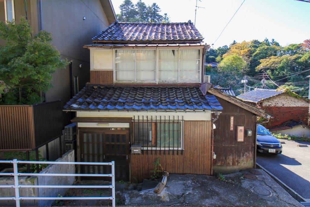 金沢市東山２丁目の賃貸物件/木造瓦葺２階建て。素朴でかわいい