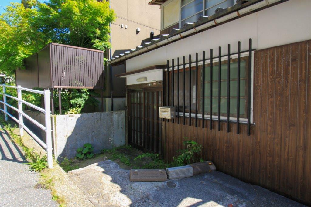 金沢市東山２丁目の賃貸物件/道路から少し下がって玄関へ