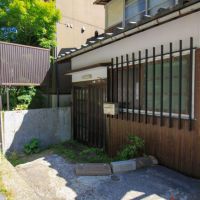 金沢市東山２丁目の賃貸物件/道路から少し下がって玄関へ