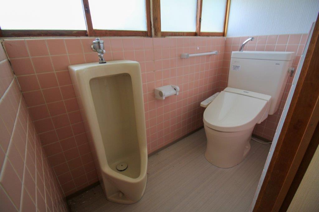 金沢市東山２丁目の賃貸物件/トイレは小便器と洋式便器のセット